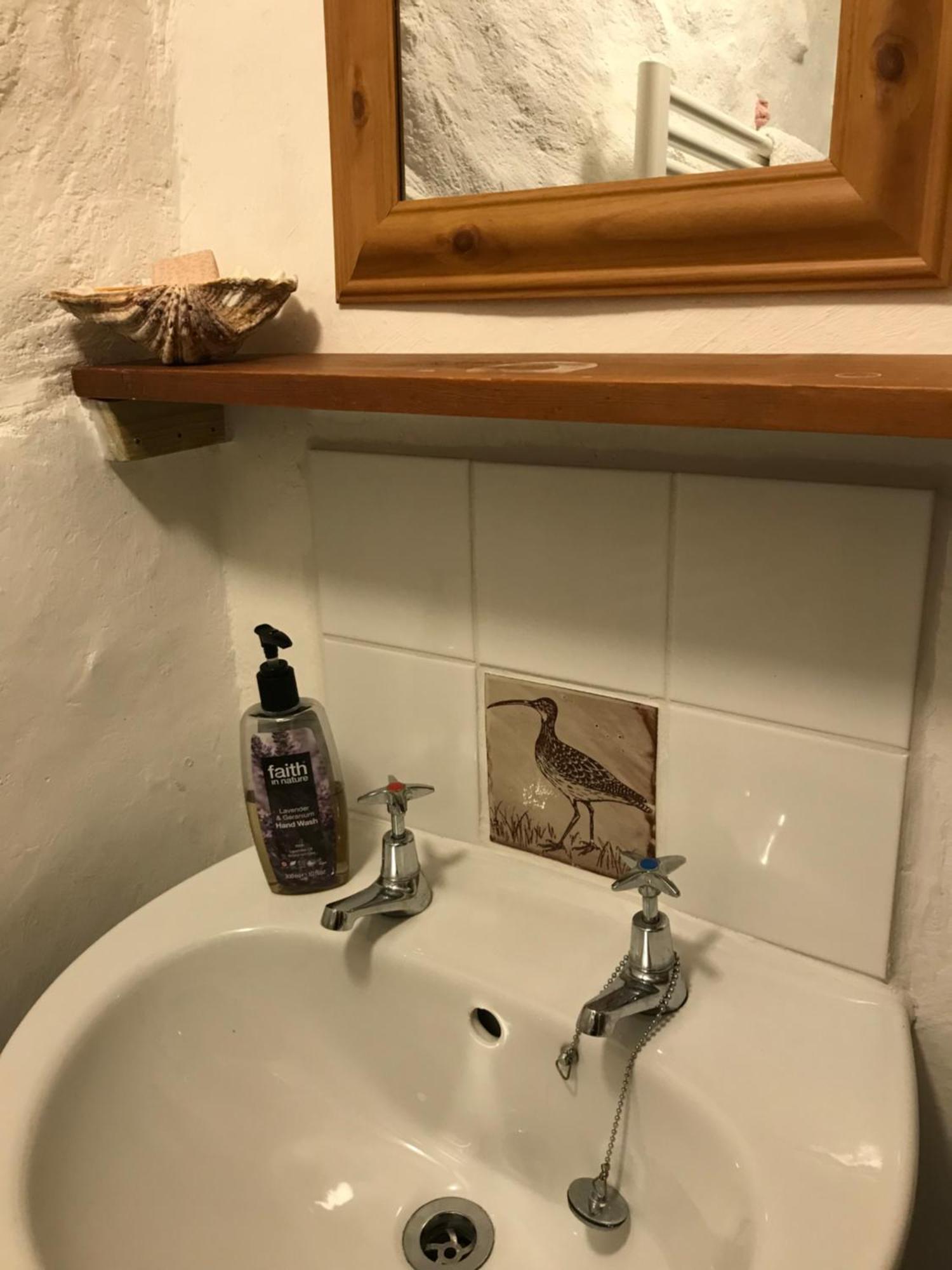 Tiny Cosy Snug Apartment Manorowen Екстериор снимка